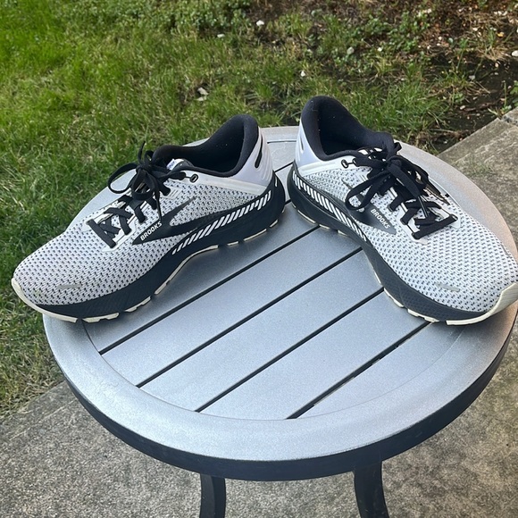 Brooks Adrenaline GTS 22 white/black size 8 men’s - Picture 2 of 4